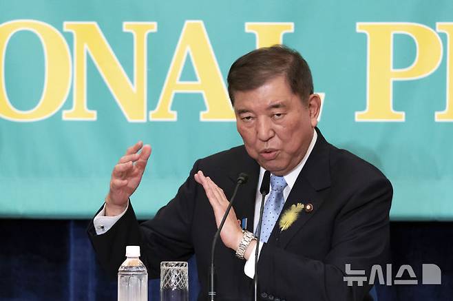 [도쿄=AP/뉴시스] 일본 참의원(상원) 선거에서 여당의 과반 의석 유지가 어렵다는 관측이 계속 나오는 가운데 이시바 시게루 총리는 미국과의 관세 합의 성공을 단언했다. 사진은 이시바 총리가 지난 2일 도쿄에서 열린 당수 토론회에서 발언하고 있는 모습. 2025.07.16.