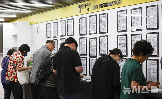 [서울=뉴시스] 김근수 기자 = 11일 서울 마포구 서부고용복지플러스센터 일자리 게시판 앞에서 구직자들이 이력서를 작성하고 있다.  2025.06.10. ks@newsis.com