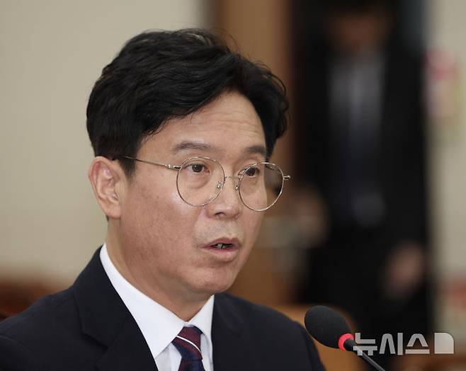 [서울=뉴시스] 김명년 기자 = 김영훈 고용노동부 장관 후보자가 16일 오전 서울 여의도 국회 환경노동위원회에서 열린 인사청문회에서 발언하고 있다. 2025.07.16. kmn@newsis.com