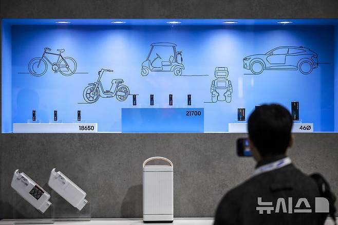 [서울=뉴시스] 정병혁 기자 = 5일 서울 강남구 코엑스에서 열린 인터배터리 2025에서 삼성SDI 부스를 찾은 참관객들이 원통형 배터리를 살펴보고 있다. 2025.03.05. jhope@newsis.com