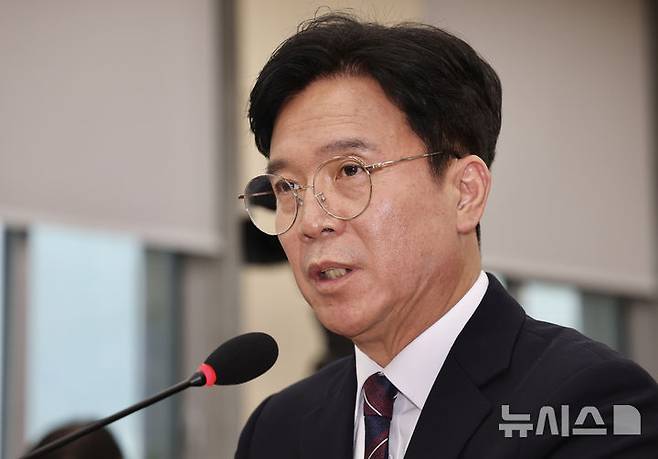 [서울=뉴시스] 김명년 기자 = 김영훈 고용노동부 장관 후보자가 16일 오전 서울 여의도 국회 환경노동위원회에서 열린 인사청문회에서 발언하고 있다. 2025.07.16. kmn@newsis.com