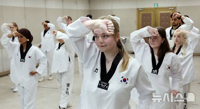 [부산=뉴시스] 하경민 기자 = '2025 부산대학교 서머 스쿨(PNU Summer School)'에 참가한 해외 대학 외국인 학생들이 16일 부산 금정구 부산대학교 학생회관에서 태권도를 배우고 있다.  대만·미국·벨기에·일본·프랑스 등 12개국 17개 해외 유수 명문대학에서 엄선된 50명의 외국인 학생들은 오는 8월1일까지 부산대에서 학점을 취득하면서 집중 한국어 강좌, 전통문화 체험, 지역 현장 학습, 산업체 견학, 문화교류 등에 참여한다. 2025.07.16. yulnetphoto@newsis.com