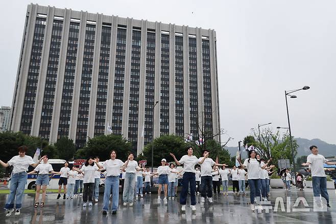 [서울=뉴시스] 김명원 기자 = 한국노총 소속 공무원 교사 60명이 16일 오전 서울 종로구 정부서울청사 앞에서 공무원 보수 현실화 촉구 플래시몹을 진행하고 있다. 2025.07.16. kmx1105@newsis.com