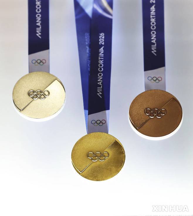 [베네치아=신화/뉴시스] 15일(현지 시간) 이탈리아 베네치아 그랑데 운하 팔라초 발비에서 2026년 밀라노·코르티나담페초 동계올림픽 공식 메달이 공개되고 있다. 2025.07.16.