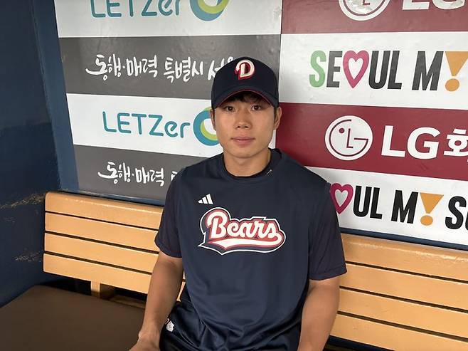 [서울=뉴시스] 신유림 기자 = 프로야구 두산 베어스의 내야수 오명진이 16일 서울 잠실구장에서 진행된 올스타 브레이크 훈련 중 더그아웃에서 인터뷰를 진행하고 있다. 2025.07.16. spicy@newsis.com *재판매 및 DB 금지