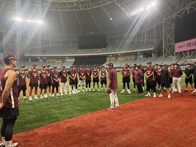 [서울=뉴시스] 신유림 기자 = 프로야구 키움 히어로즈의 설종진 감독대행이 15일 서울 고척스카이돔에서 진행된 키움 1군 선수단과 첫 인사를 나누고 있다. 2025.07.15. spicy@newsis.com *재판매 및 DB 금지