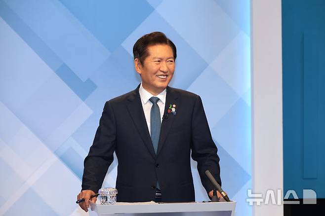 [서울=뉴시스] 국회사진기자단 = 정청래 더불어민주당 당대표 후보가 16일 서울 양천구 목동 SBS에서 열린 TV토론회에서 박찬대 당대표 후보를 바라보며 미소 짓고 있다. 2025.07.16. photo@newsis.com