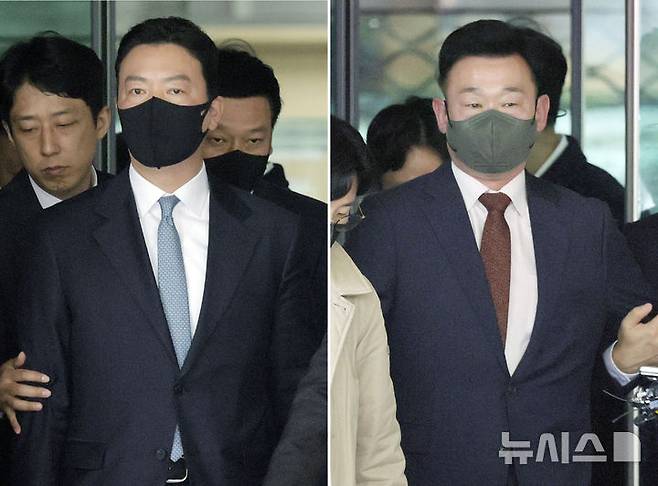 [서울=뉴시스] 최동준 기자 = 윤석열 대통령 체포 방해 혐의를 받는 대통령경호처 김성훈(왼쪽) 차장과 이광우 경호본부장이 21일 서울 마포구 서울서부지방법원에서 열린 영장실질심사를 마치고 대기 장소로 이동하고 있다. 2025.03.21. photocdj@newsis.com