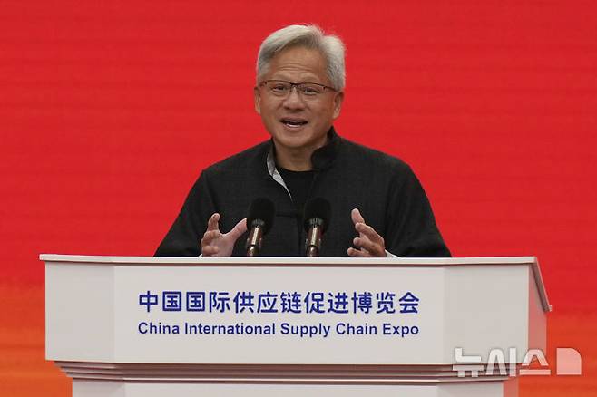 [베이징=AP/뉴시스] 젠슨 황 엔비디아 최고경영자(CEO)가 16일(현지 시간) 중국 베이징에서 열린 제3회 중국 국제 공급망 촉진 박람회(CISCE) 개막식에서 기조연설하고 있다. 2025.07.16.