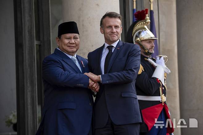 [파리=AP/뉴시스] 에마뉘엘 마크롱(오른쪽) 프랑스 대통령이 14일(현지 시간) 프랑스 파리 엘리제궁에서 프라보워 수비안토 인도네시아 대통령을 환영하고 있다. 2025.07.16.