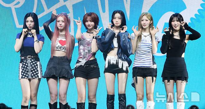 [서울=뉴시스] 김혜진 기자 = 그룹 이프아이(왼쪽부터 미유, 원화연, 사샤, 카시아, 라희, 태린)가 16일 오후 서울 용산구 블루스퀘어에서 열린 두 번째 미니앨범 물결 '낭' Pt.2 'sweet tang(스윗탱)' 발매 기념 쇼케이스에서 포즈를 취하고 있다. 2025.07.16. jini@newsis.com