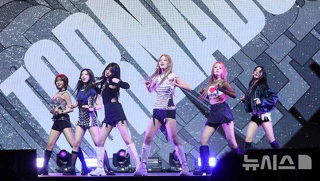 [서울=뉴시스] 김혜진 기자 = 그룹 이프아이가 16일 오후 서울 용산구 블루스퀘어에서 열린 두 번째 미니앨범 물결 '낭' Pt.2 'sweet tang(스윗탱)' 발매 기념 쇼케이스에서 무대를 선보이고 있다. 2025.07.16. jini@newsis.com