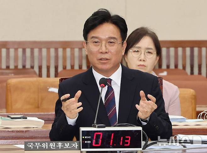 [서울=뉴시스] 김명년 기자 = 김영훈 고용노동부 장관 후보자가 16일 오전 서울 여의도 국회 환경노동위원회에서 열린 인사청문회에서 질의에 답하고 있다. 2025.07.16. kmn@newsis.com