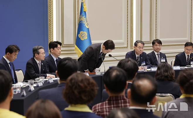 [서울=뉴시스] 최동준 기자 = 이재명 대통령이 16일 청와대 영빈관에서 열린 '기억과 위로, 치유의 대화' 사회적 참사 유가족과 간담회에서 참사 유가족들에게 고개숙여 인사하고 있다. 2025.07.16. photocdj@newsis.com