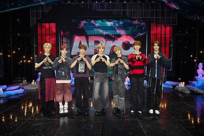 [서울=뉴시스] 그룹 '아크'가 16일 서울 마포구 SBS프리즘타워 공개홀에서 열린 세 번째 미니 앨범 '호프(HOPE)' 발매 기념 쇼케이스에서 포즈를 취하고 있다. (사진=미스틱스토리 제공) 2025.07.16. photo@newsis.com *재판매 및 DB 금지