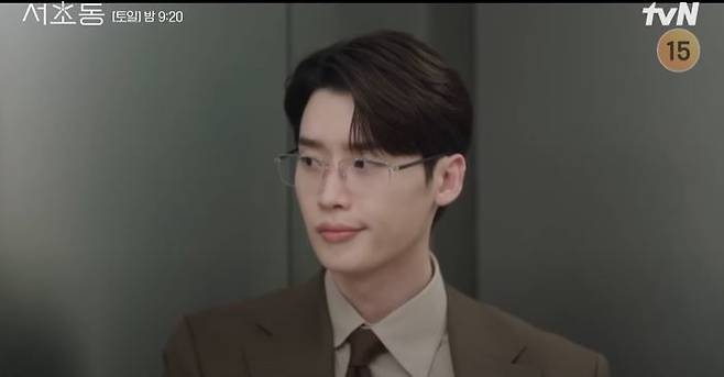 [서울=뉴시스] tvN 드라마 '서초동'에서 이종석이 다른 약속이 있어 같이 밥을 못 먹는 문가영에게 서운한 기색을 비친다. (사진=tvN '서초동' 캡처) 2025.07.16. photo@newsis.com *재판매 및 DB 금지