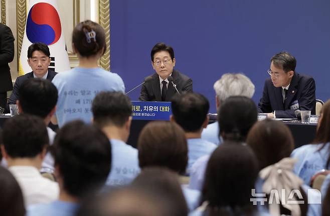 [서울=뉴시스] 최동준 기자 = 이재명 대통령이 16일 청와대 영빈관에서 열린 '기억과 위로, 치유의 대화' 사회적 참사 유가족과 간담회에서 제주항공 여객기 참사 유가족의 발언을 듣고 있다. 2025.07.16. photocdj@newsis.com