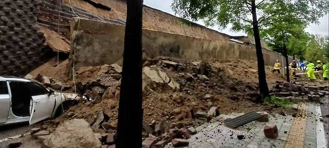 [오산=뉴시스] 16일 오후 7시 4분께 경기도 오산시 가장교차로 고가도로의 옹벽이 무너지며 차량 2대를 덮치는 사고가 발생해 소방당국이 구조 작업을 벌이고 있다. (사진=경기도소방재난본부 제공) 2025.07.16. photo@newsis.com *재판매 및 DB 금지