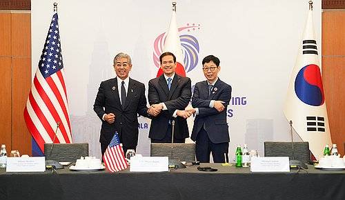 말레이서 악수하는 한미일 외교장관 (서울=연합뉴스) 박윤주 외교부 제1차관(오른쪽)이 11일 말레이시아 쿠알라룸푸르에서 열린 한미일 외교장관 회의에 앞서 마코 루비오 미국 국무장관(가운데), 이와야 다케시 일본 외무상과 기념 촬영하고 있다. 2025.7.11 [외교부 제공. 재판매 및 DB 금지] photo@yna.co.kr