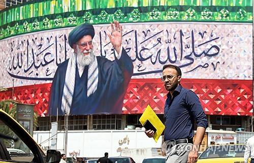 테헤란 거리에 걸린 아야톨라 알리 하메네이 이란 최고지도자 사진 [EPA 연합뉴스 자료사진]