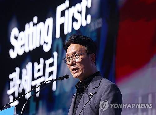 김민석 총리, 대한상의 하계포럼 기조연설 (경주=연합뉴스) 김도훈 기자 = 김민석 국무총리가 16일 경북 경주시 라한셀렉트 호텔에서 열린 제48회 대한상공회의소 하계포럼에 참석해 기조연설을 하고 있다. 2025.7.16 superdoo82@yna.co.kr