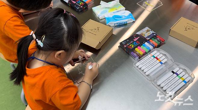 아이들이 16일 광주 동구 금남지하상가에 조성된 어린이 복합문화공간 '빛나는 아이나라'에서 체험 활동을 하고 있다. 김한영 기자