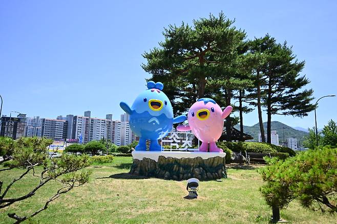 속초광장에 설치한 짜니와 래요 조형물. 속초시 제공