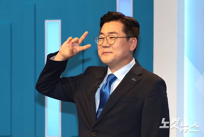 더불어민주당 박찬대 당대표 후보가 16일 서울 목동 SBS 스튜디오에서 열린 더불어민주당 당대표 후보 토론회에 기호 2번 포즈를 취하고 있다. 국회사진기자단