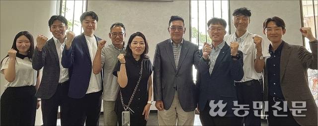 일본 외식업체 ‘이조원’의 양창숙 대표(왼쪽 다섯번째부터)와 이천일 농협경제지주 품목지원본부장 등 관계자들이 한국쌀 취급확대를 다짐하고 있다.