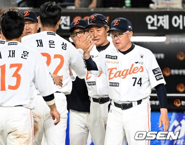 [OSEN=대전, 이대선 기자] 프로야구 한화 이글스가 짜릿한 끝내기 승리로 전반기를 피날레했다. 한화는 10일 대전 한화생명볼파크에서 치러진 2025 신한 SOL Bank KBO리그 KIA 타이거즈와의 홈경기를 3-2 끝내기로 승리했다.&nbsp;경기 종료 후 한화 김경문 감독이 선수들에게 박수를 보내고 있다. 2025.07.10 /sunday@osen.co.kr
