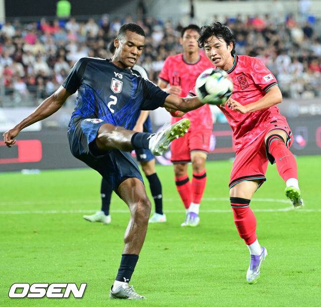 [OSEN=용인, 최규한 기자] 한국축구가 일본에 사상 첫 3연패를 당했다.&nbsp;홍명보 감독이 이끄는 남자축구대표팀은 15일 오후 용인 미르스타디움에서 열린 2025 동아시아축구연맹(EAFF) E-1 챔피언십(동아시안컵) 3차전에서 숙적 일본에게 0-1로 패해 우승컵 탈환에 실패했다.&nbsp;후반 한국 정승원이 공을 쫓고 있다. 2025.07.15 / dreamer@osen.co.kr