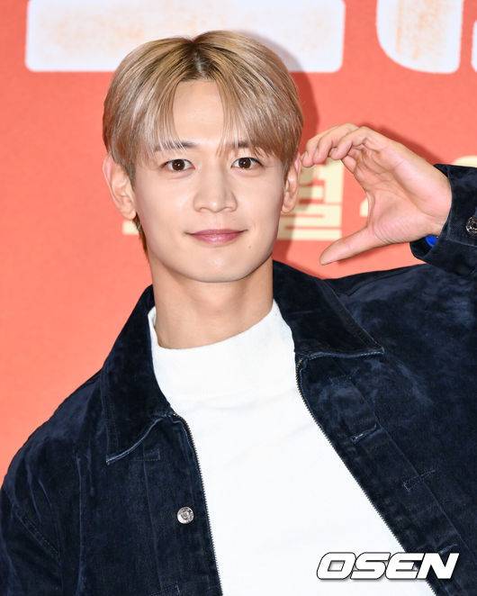 [OSEN=조은정 기자]영화 '소방관(감독 곽경택)’ VIP시사회 및 포토월 행사가 3일 오후 서울시 강남구 메가박스 코엑스에서 열렸다.2001년 홍제동 화재 참사 사건을 모티브로 제작된 '소방관'은 열악한 환경 속에서도 화재 진압과 전원 구조라는 단 하나의 목표를 가지고 투입된 소방관들의 상황을 그린 이야기다.샤이니 최민호가 포즈를 취하고 있다. 2024.12.03 /cej@osen.co.kr