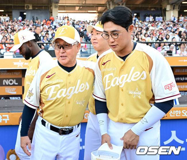 [OSEN=대전, 최규한 기자] 올스타전을 앞두고 한화 김경문 감독이 채은성과 인사를 나누고 있다. 2025.07.12 / dreamer@osen.co.kr