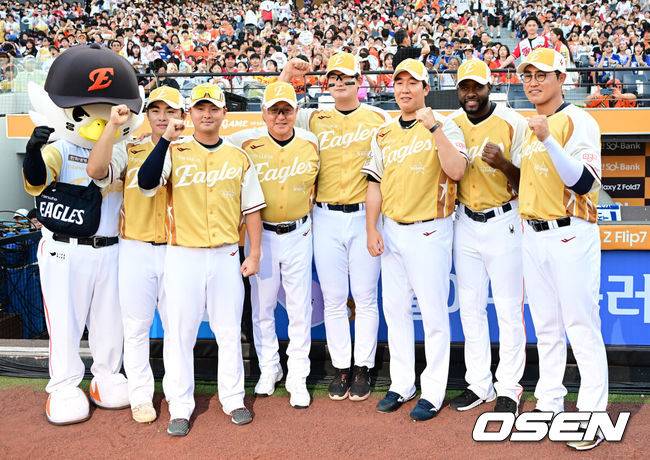 [OSEN=대전, 최규한 기자] 한화 올스타 문현빈, 이도윤, 김경문 감독, 김서현, 박상원, 플로리얼, 채은성이 포즈를 취하고 있다. 2025.07.12 / dreamer@osen.co.kr