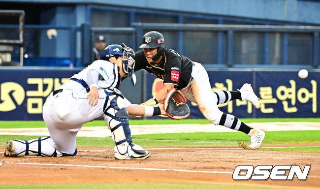 [OSEN=잠실, 지형준 기자] 4일 오후 서울 잠실구장에서 ‘2025 신한 SOL Bank KBO리그’ 두산 베어스와 KT 위즈의 경기가 열렸다.두산은 잭로그, KT는 오원석이 선발로 나섰다.1회초 1사 만루에서 KT 배정대가 문상철의 우익수 희생플라이에 홈에서 두산 김기연에 앞서 세이프되고 있다. 2025.07.04 /jpnews@osen.co.kr