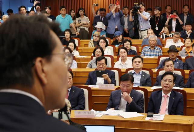 ▲지난 14일 서울 여의도 국회박물관에서 열린 긴급토론회 '무엇을 할 것인가?, 자유공화 리셋코리아를 위하여'에서 국민의힘 송언석 비상대책위원장 겸 원내대표가 윤상현 의원의 발언을 듣고 있다. ⓒ연합뉴스