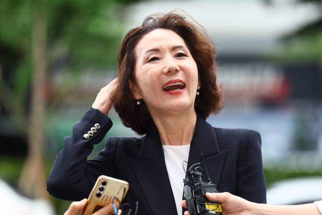 ▲이진숙 사회부총리 겸 교육부 장관 후보자가 30일 오전 서울 여의도 한국교육시설안전원에 마련된 인사청문회 준비 사무실로 출근하며 취재진과 질의응답하고 있다. ⓒ연합뉴스