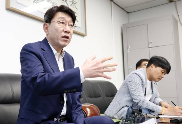 ▲우범기 전주시장이 16일 전주시청 브리핑룸에서 “통합은 미래세대를 위한 피할 수 없는 과제”라며 완주군수에게 조건 없는 만남을 제안하고 있다. ⓒ전주시