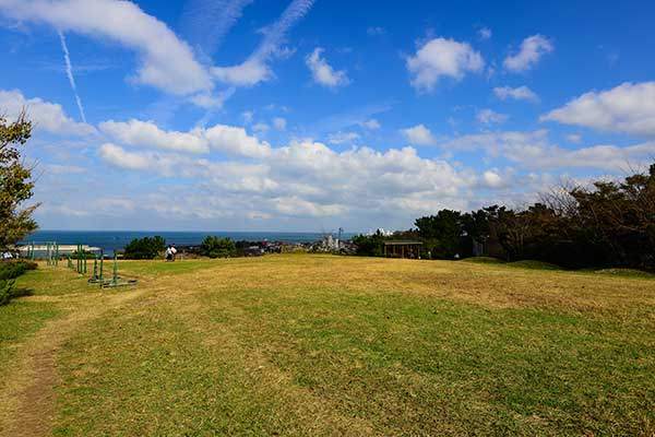 별도봉 동쪽 자락에 있는 잔디광장. 화북이 훤히 보이는 이 아래가 곤을동이다.