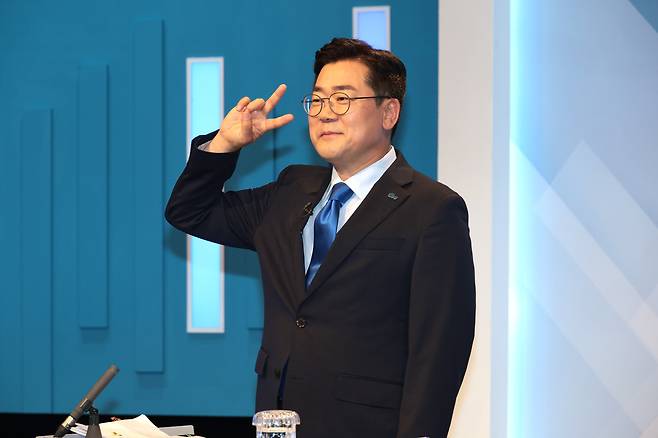 더불어민주당 박찬대 당대표 후보가 16일 서울 목동 SBS 스튜디오에서 열린 더불어민주당 당대표 후보 토론회에 기호 2번 포즈를 취하고 있다.&nbsp; &nbsp;&nbsp;국회사진기자단