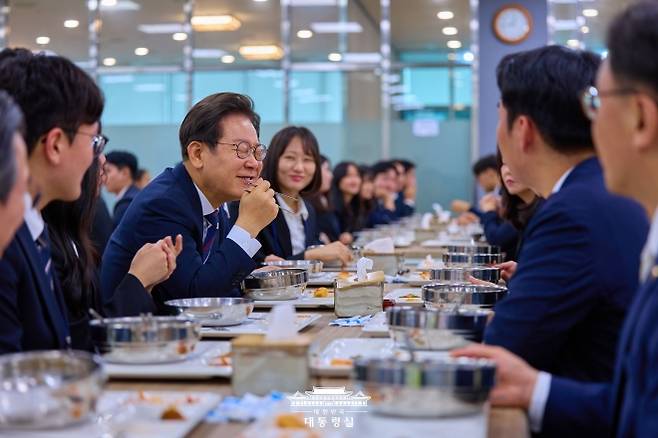 이재명 대통령이 지난 14일 충북 진천 국가공무원인재개발원에서 5급 신임 공무원 교육생들과 점심을 먹고 있다. 대통령실 제공