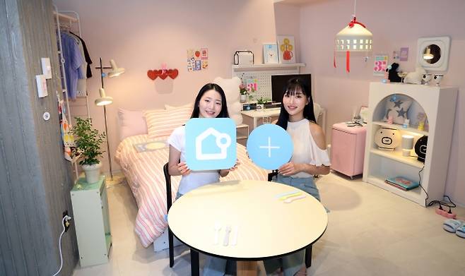 ‘오늘의집’ 북촌에 ‘오프하우스’ 첫 선 - 16일 서울 종로구 북촌 버킷플레이스가 운영하는 인테리어 플랫폼 ‘오늘의집’ 첫 상설 전시장인 ‘오프하우스’에서 모델들이 체험공간을 소개하고 있다.   이곳에서는 거실, 침실, 주방 등 주거 공간을 테마로 구역별 인테리어를 직접 체험해 보고 ‘오늘의집’이 취급하는 가구, 소품, 인테리어 관련 제품을 직접 확인해 볼 수 있다.  2025.7.16/뉴스1