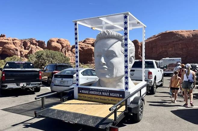 지난 주말 유타 주 아치스 국립공원에 등장한 거대한 머스크 흉상. 소셜미디어 캡처