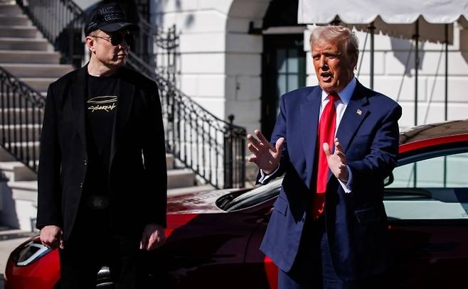 지난 3월 취재진 앞에서 발언하는 트럼프 대통령과 이를 지켜보는 일론 머스크. UPI 연합뉴스