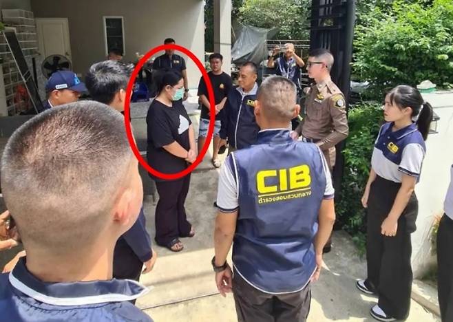 승려들을 유혹해 성적 관계를 맺은 뒤 이를 빌미로 거액의 돈을 요구한 30대 중반의 태국 여성(붉은 동그라미)가 체포됐다. 태국 중앙수사국 제공
