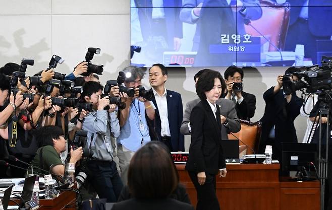 이진숙 사회부총리 겸 교육부 장관 후보자가 16일 국회 교육위원회에서 열린 인사청문회에서 선서문을 김영호 위원장에게 전달한 후 자리로 이동하고 있다. 2025.7.16 홍윤기 기자