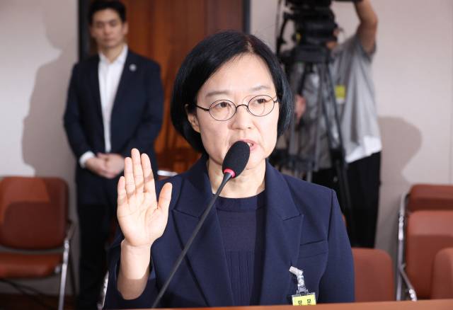 한성숙 중소벤처기업부 장관 후보자가 15일 국회 산업통상자원중소벤처기업위원회에서 열린 인사청문회에서 선서를 하고 있다. 연합뉴스