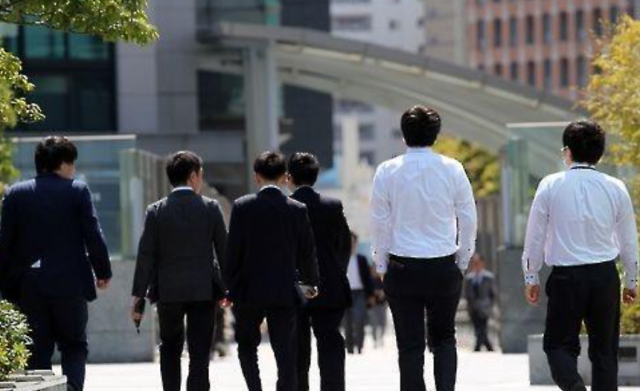 평일 낮 점심시간에 직장인들이 식사를 위해 거리로 나서고 있다. 연합뉴스