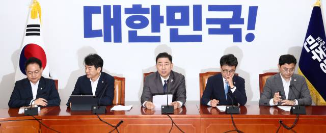 김병기 더불어민주당 대표 직무대행 겸 원내대표가 15일 오전 국회에서 열린 원내대책회의에서 모두발언을 하고 있다. 뉴스1