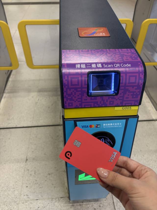 홍콩 지하철(MTR) 개찰구에서 스테이블코인 결제가 가능한 리닷페이 카드를 단말기에 태그해 승차하는 모습. 김정우 기자